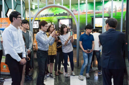 대학생 기자단 학생들이 원전 홍보관을 둘러보고 있다.  삼성물산 제공